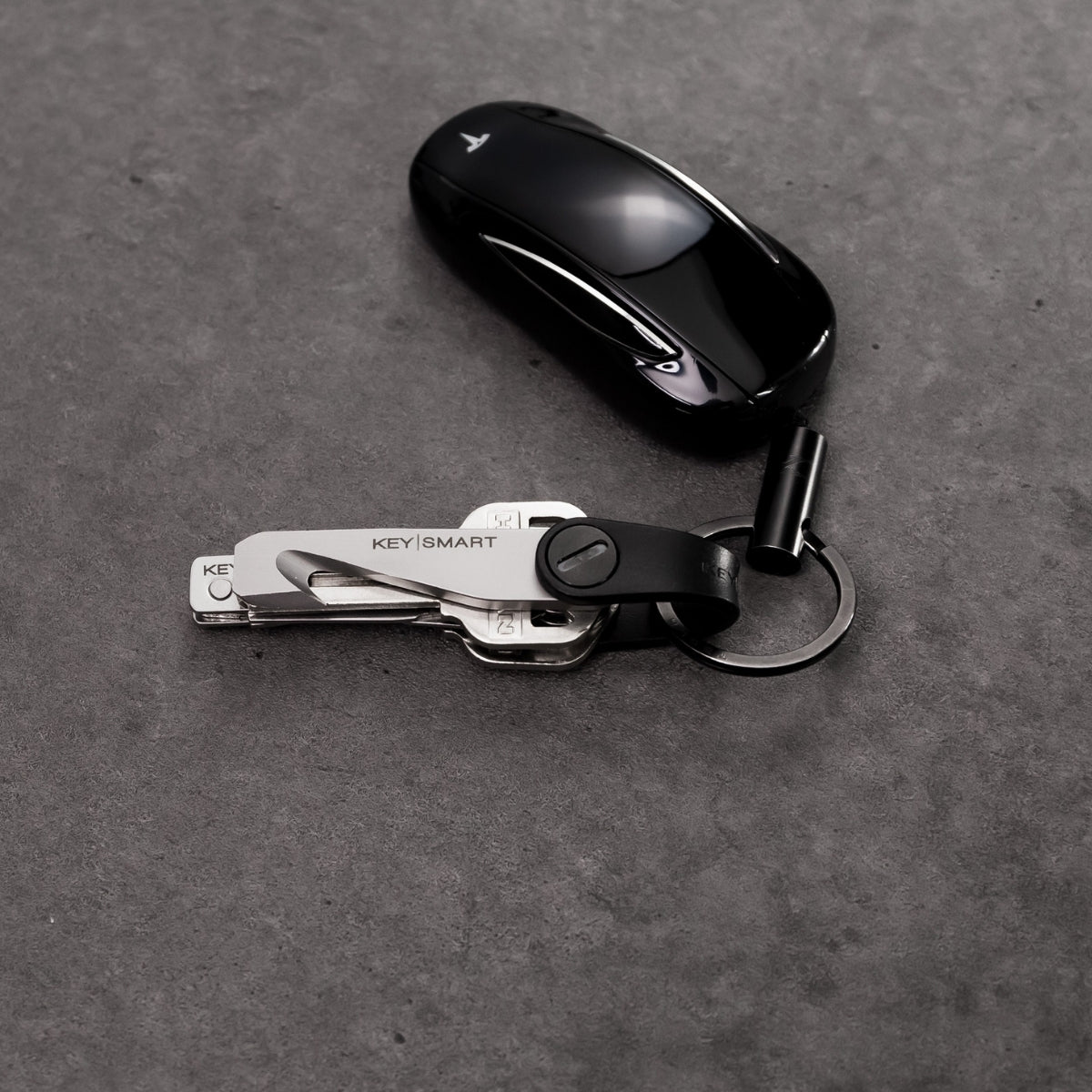 KeySmart Mini Leder Schlüsselorganisator Schlüsselanhänger - Karabinerclip  enthalten, Autoschlüsselanhänger befestigen - Bis zu 5 Schlüssel, braunes  Leder : : Baumarkt